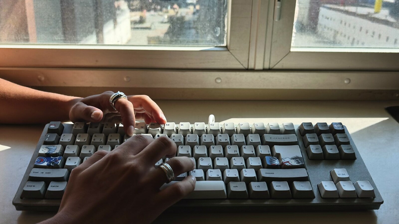 Anime-inspired standard keycap styled in a natural daylight scene